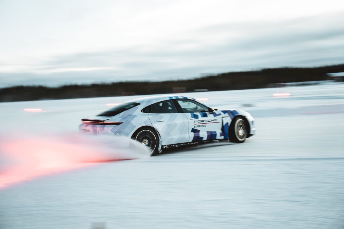 Elektrinis „Porsche Taycan“ pasiekė naują „drifto“ Gineso rekordą: 17 km. slydo ledu šonu Arktyje