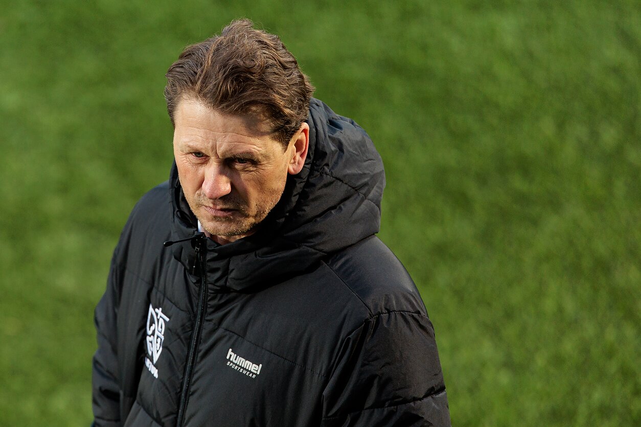 Liūtėmis auklėtines vadinęs Ražanauskas: futbolas nėra gerų mergaičių sportas