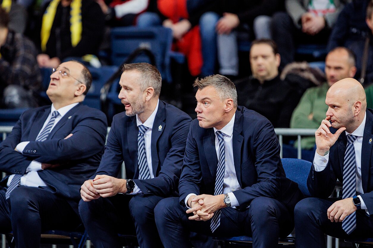 Masiulis atsisveikino su „Fenerbahče“ klubu, Jasikevičius asistentą palydėjo su vakariene