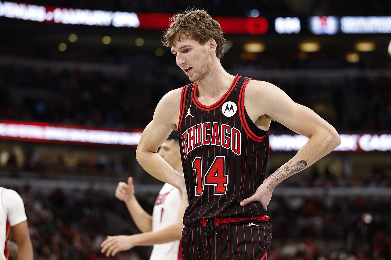 Buzelis rungtynių nebaigė dėl čiurnos traumos, o „Bulls“ patyrė sutriuškinimą 36 taškais