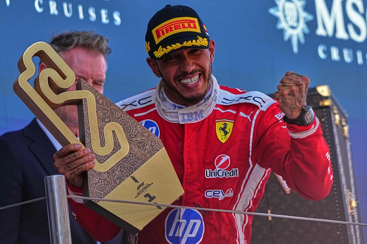 „Formulės-1“ apžvalga: Hamiltono pergalė, Antonelli nesėkmės ir Verstappeno avarijos